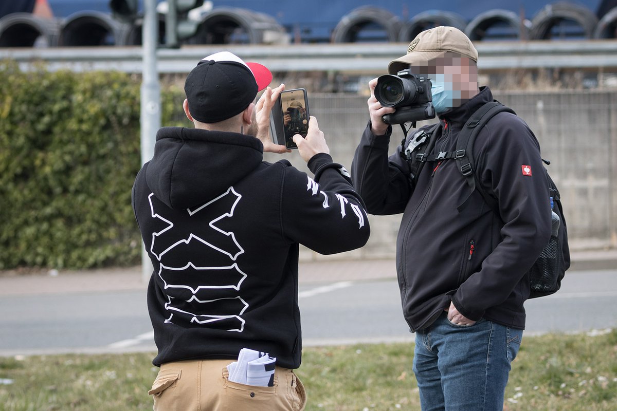 KaiSchwerdt's tweet photo. Während der Kundgebung versuchte Szene-Rapper #Ukvali den antifaschistischen Gegenprotest des Bündnis "Neunkirchen für Vielfalt" zu provozieren. Er "drohte" u.a. damit seine Mitgliedschaft bei der @IGMetall zu kündigen. Ein Pressefotograf wurde von einem TN bedrängt.
#nk1203 2/2 https://t.co/wKB12yIt8P