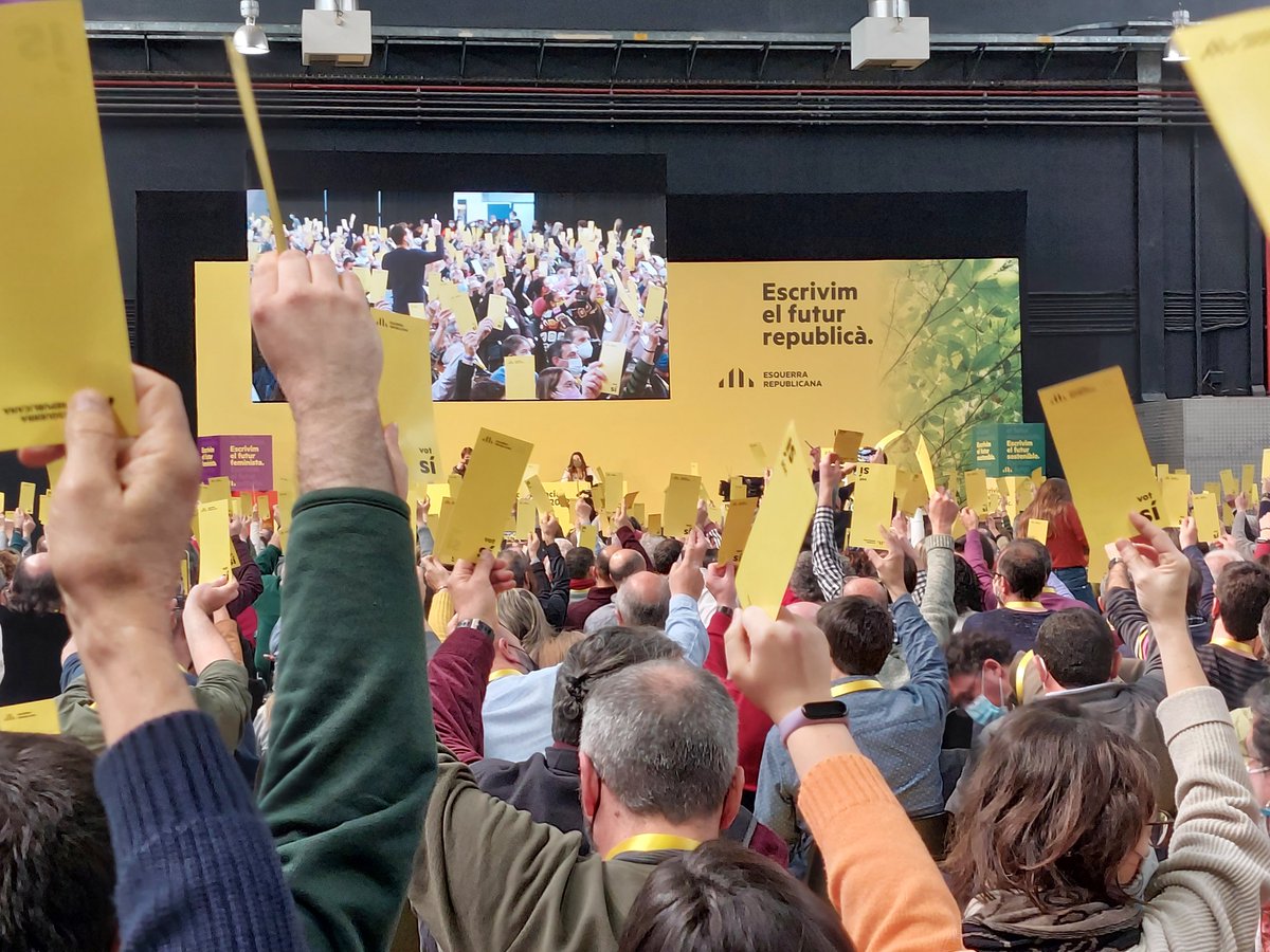 esquerrasantboi's tweet photo. Jornada de cloenda de la #CNERC2022: amb la votació de la ponència política, la militància hem dit un rotund "sí" a l'estratègia que guiarà els propers anys. #EscrivimElFutur! ✊

Un orgull estar encapçalats per l'@junqueras i escoltar les seves paraules i les del @JoanTarda. ✊ https://t.co/34oIgqNuSF