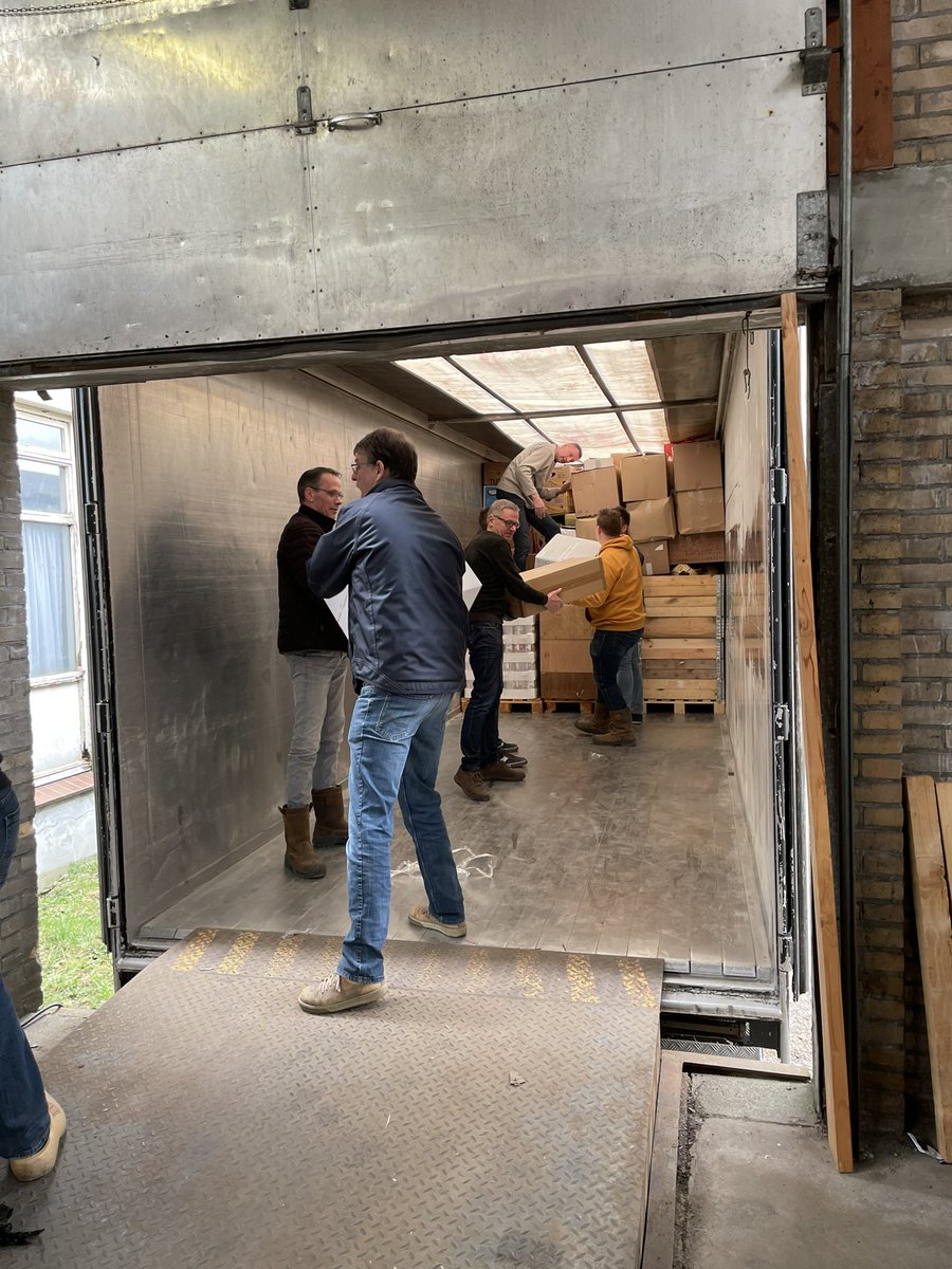 Over enkele uren vertrekken er 3 combinaties richting #Oekraine, om #brandweer materiaal, #hulpgoederen en levensmiddelen te gaan brengen. We wensen de chauffeurs een veilige en voorspoedige reis toe. <a href="/Brandweer_NL/">Brandweer Nederland</a>  <a href="/stichtingijhoe/">Stichting IJhoe</a> <a href="/VRIJsselland/">VR IJsselland</a>