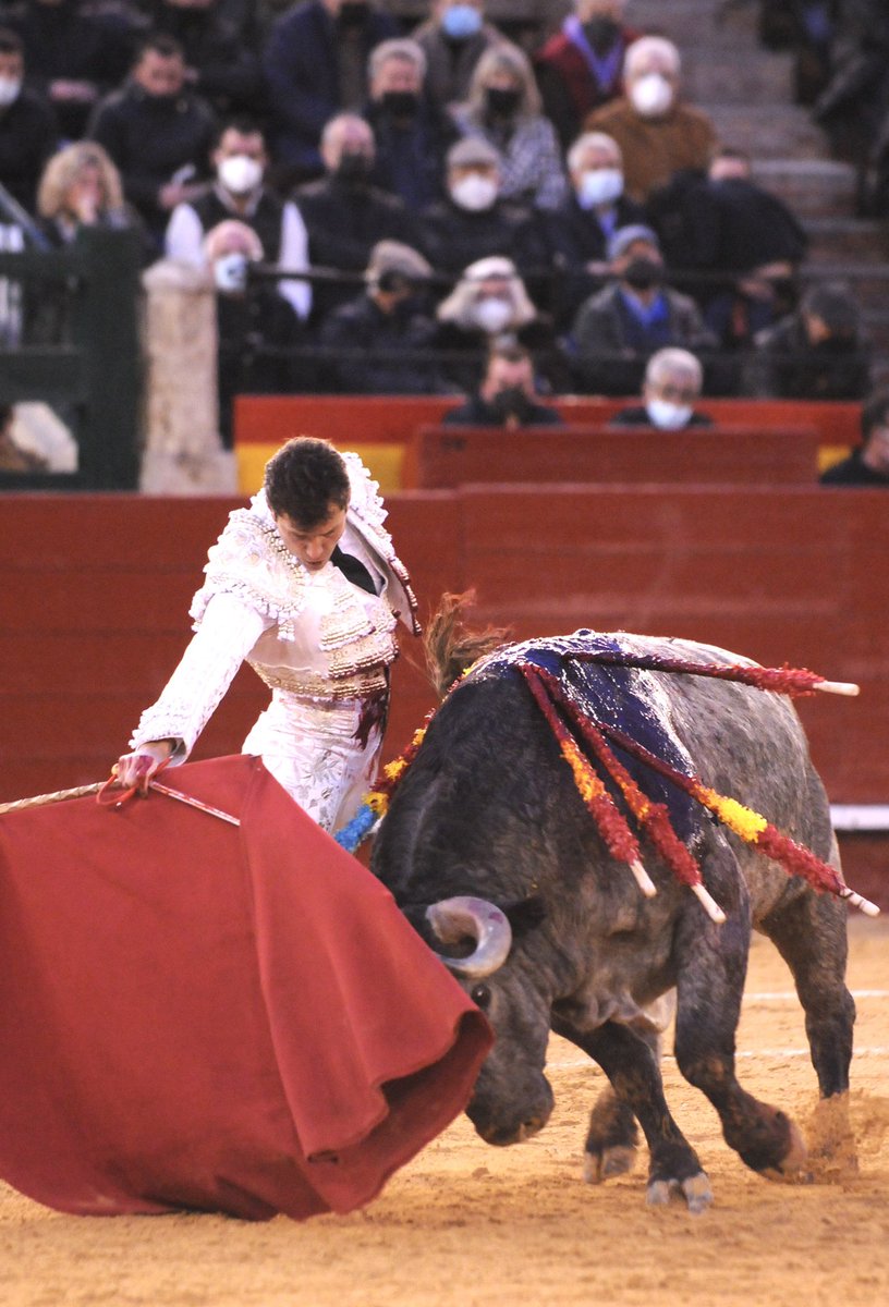 InfoDanielLuque's tweet photo. .🔴☑️ #Valencia N.79 MURALLÓN
Arrimòn de Luque al Segundo de lote.
Al que plantó cara, con un derroche de inmenso valor.
Pierde el triunfo por la espada.
Ovaciòn con saludos.
#Fallas2022 #Temporada2022 https://t.co/V3Q29u25vu