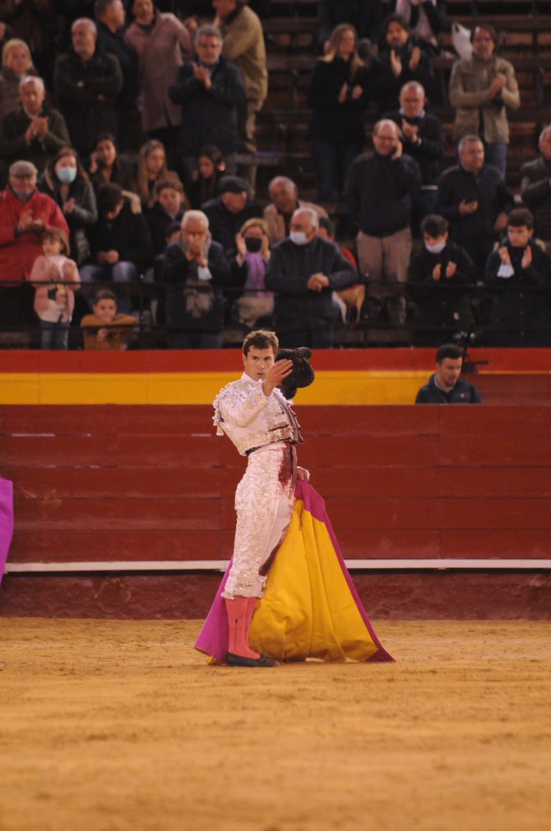 InfoDanielLuque's tweet photo. .🔴☑️ #Valencia N.79 MURALLÓN
Arrimòn de Luque al Segundo de lote.
Al que plantó cara, con un derroche de inmenso valor.
Pierde el triunfo por la espada.
Ovaciòn con saludos.
#Fallas2022 #Temporada2022 https://t.co/V3Q29u25vu