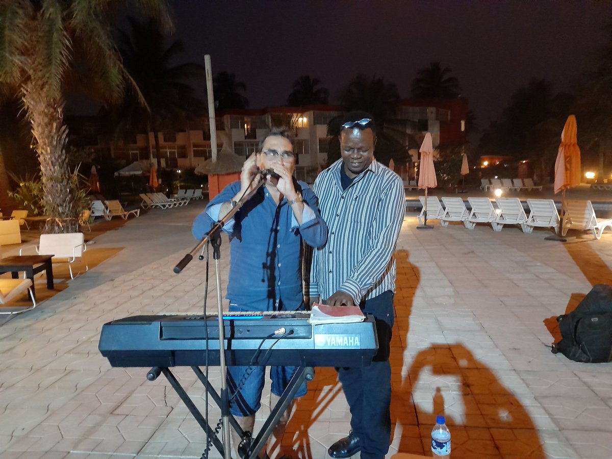 AbelendaCuba's tweet photo. Un #cubano residente en #Gambia canta "el manicero", junto a un músico #gambiano #GambiaCubaSiempreUnidas #CubaEsCultura https://t.co/0M9glYXDyu
