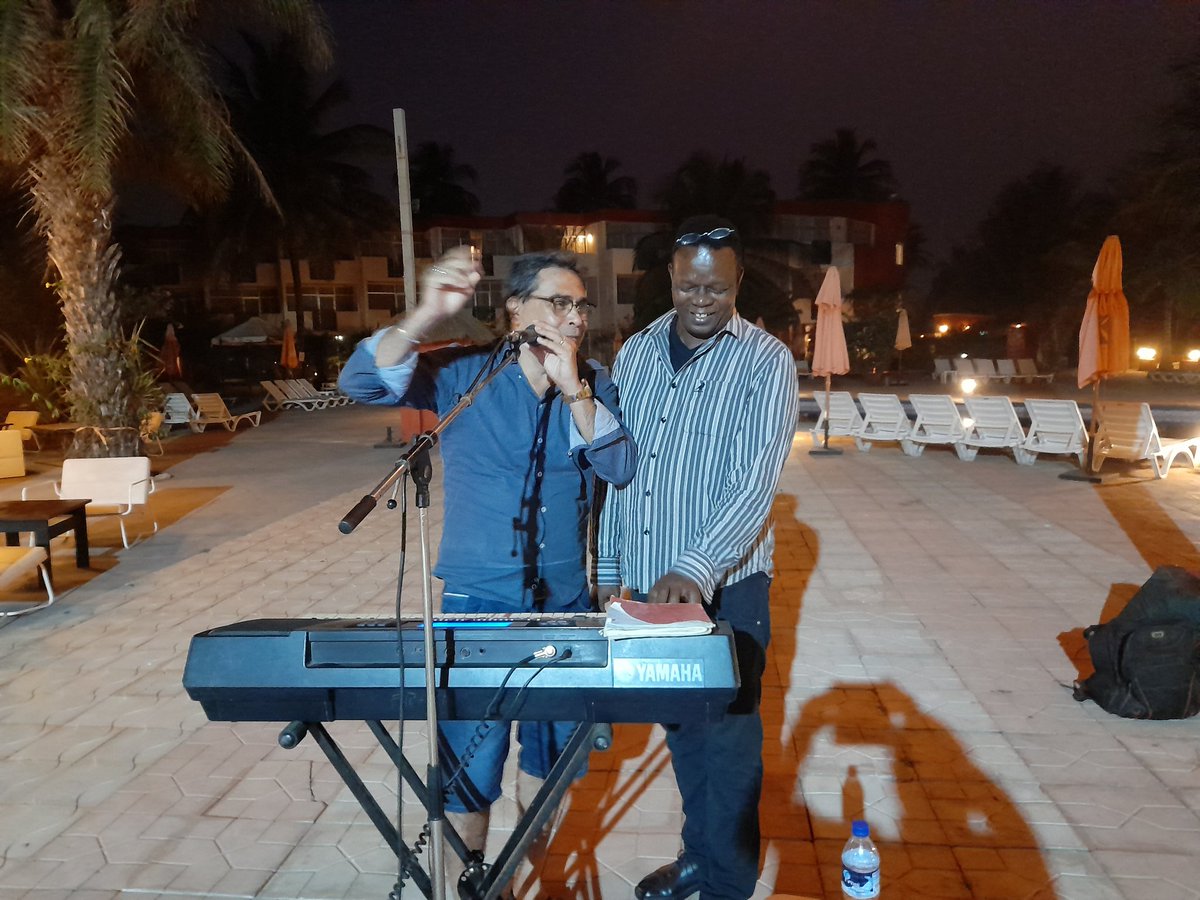 AbelendaCuba's tweet photo. Un #cubano residente en #Gambia canta "el manicero", junto a un músico #gambiano #GambiaCubaSiempreUnidas #CubaEsCultura https://t.co/0M9glYXDyu