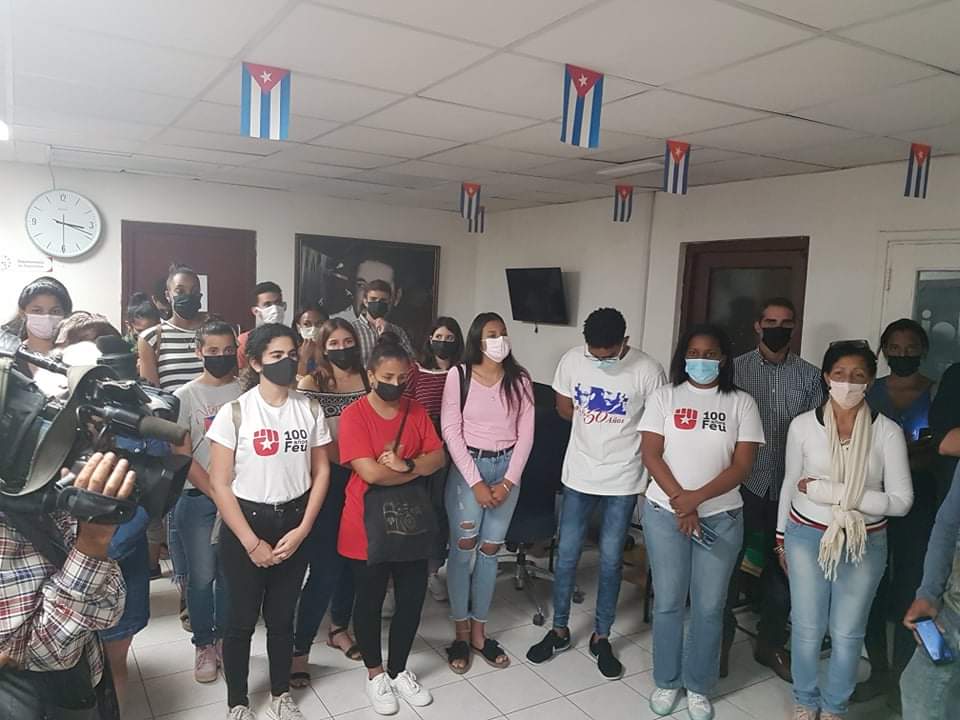 RadioRelojCuba's tweet photo. Con la presencia del Comandante Víctor Dreke, el Vicepresidente @DaniloSirio, la Directora general de la @radio_cubana @YuzaimaCardona así como estudiantes del @ISRICuba y pioneros de la escuela secundaria Rubén Martínez Villena, rememoramos hoy heroicas acciones del #13DeMarzo📸 https://t.co/3FPZgOaZJP
