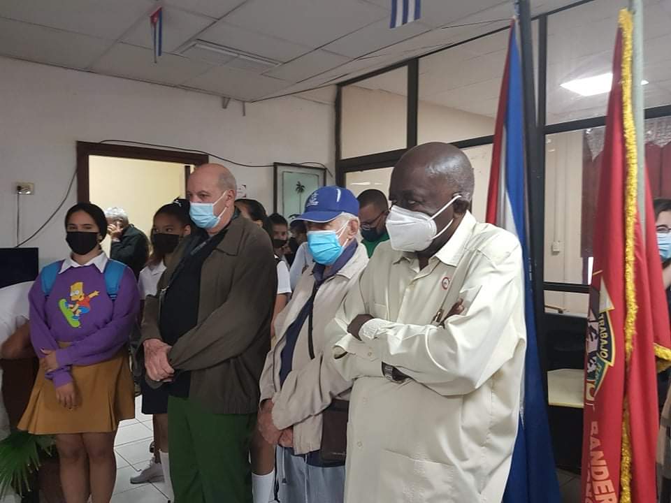 RadioRelojCuba's tweet photo. Con la presencia del Comandante Víctor Dreke, el Vicepresidente @DaniloSirio, la Directora general de la @radio_cubana @YuzaimaCardona así como estudiantes del @ISRICuba y pioneros de la escuela secundaria Rubén Martínez Villena, rememoramos hoy heroicas acciones del #13DeMarzo📸 https://t.co/3FPZgOaZJP
