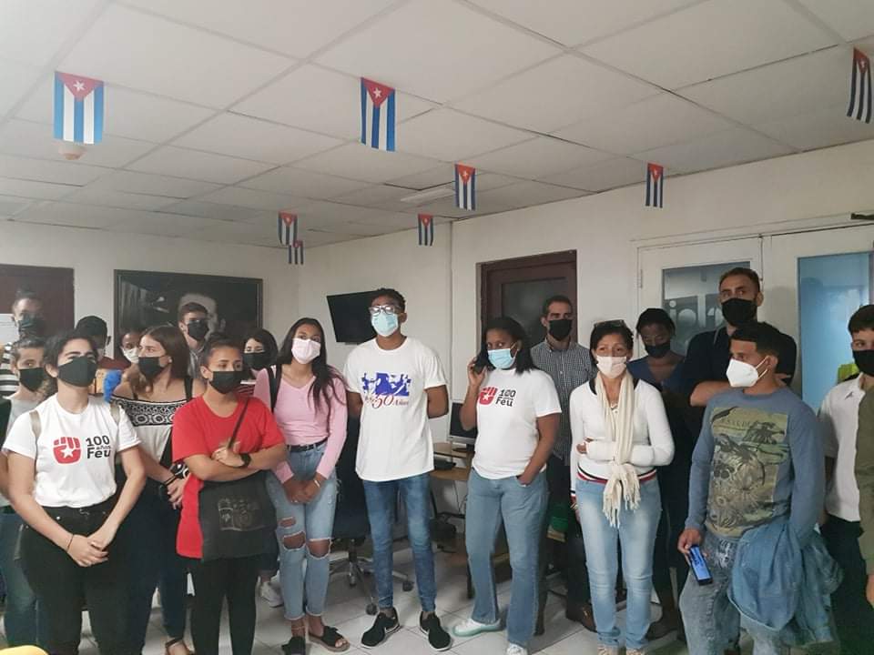 RadioRelojCuba's tweet photo. Con la presencia del Comandante Víctor Dreke, el Vicepresidente @DaniloSirio, la Directora general de la @radio_cubana @YuzaimaCardona así como estudiantes del @ISRICuba y pioneros de la escuela secundaria Rubén Martínez Villena, rememoramos hoy heroicas acciones del #13DeMarzo📸 https://t.co/3FPZgOaZJP