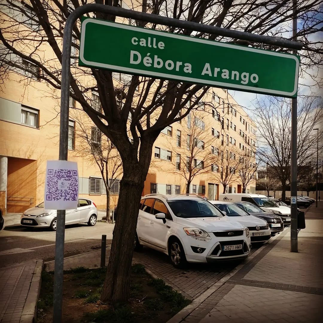 DÉBORA ARANGO

¿Qué hizo esta mujer?
¿Por qué está calle tiene nombre de mujer? 
Busca el cartel con el código QR y te lo contamos...
#mujeresenlaluna #mujeresquehacenbrillarlaluna