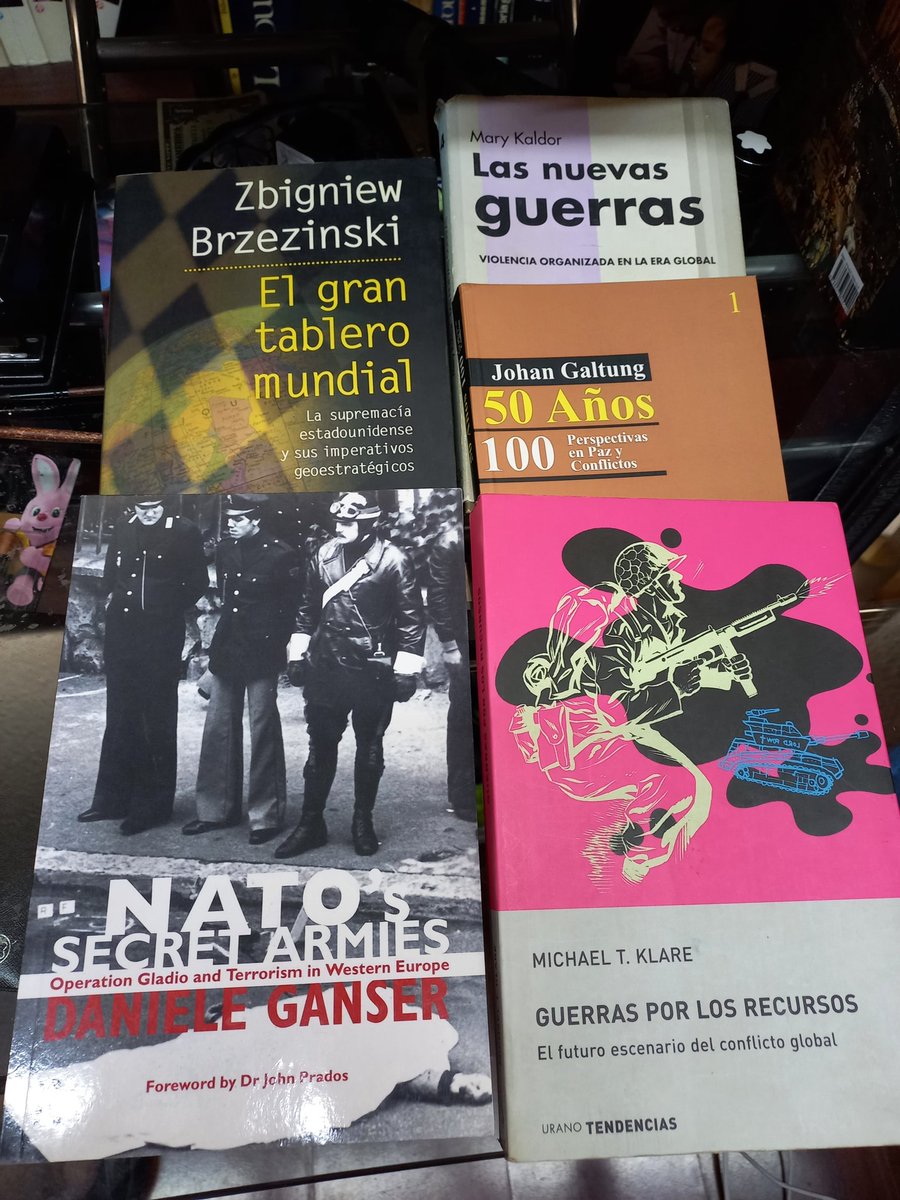 FMontielT's tweet image. Cinco libros que hay que leer para entender mejor de qué va la cosa en Ucrania.

- #Brzezinski &quot;El gran juego&quot;
- #Kaldor &quot;Las nuevas guerras&quot;
- #Galtung &quot;50 / 100&quot;
- #Ganser &quot;NATO secret armies&quot;
- #Klare &quot;Guerras por recursos&quot;

#Ucrania #Rusia #Irán #Guerra #Paz #PueblaPeacePlan
