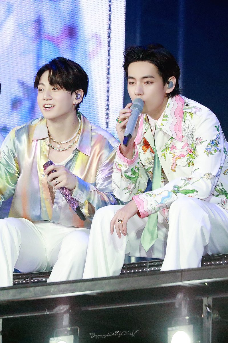 Ra789A's tweet photo. нет, но, честно говоря, безумная сила которой облада��т bts, то, как они заставляют людей легко любить их, как будто вам даже не нужно пытаться, это автоматическая реакция. я все еще чувствую их энергию и счастье, которое они излучают. они действительно что-то другое. https://t.co/7v5UzpcEdA