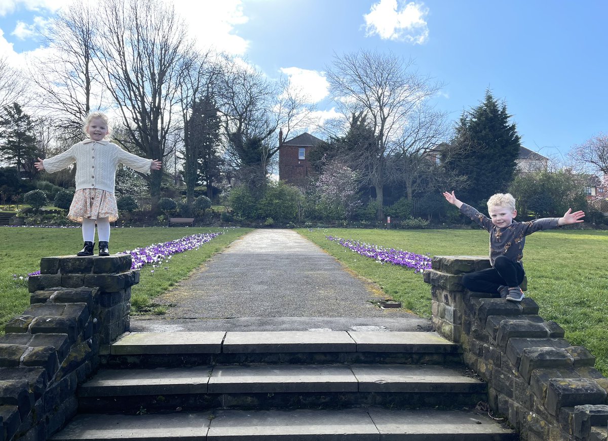 amyhadfield55's tweet photo. Sunshine and flowers with the mini Hadfields ❤️@pete_hadfield https://t.co/JOx1DeSnML