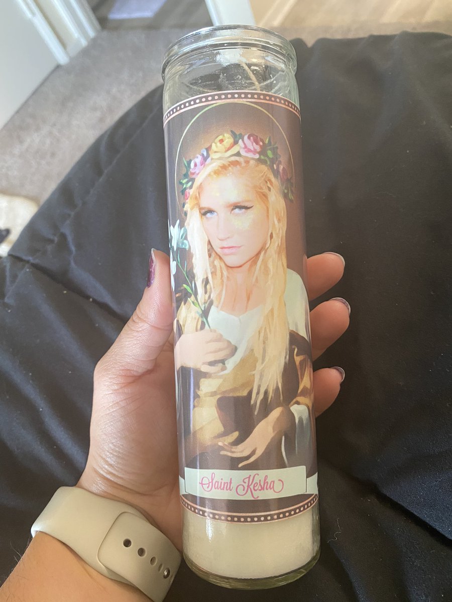 _its_crystal_'s tweet photo. Thank @21alphaqueen for the amazing candle for my birthday🤪 @KeshaRose https://t.co/v85qXD4aJK