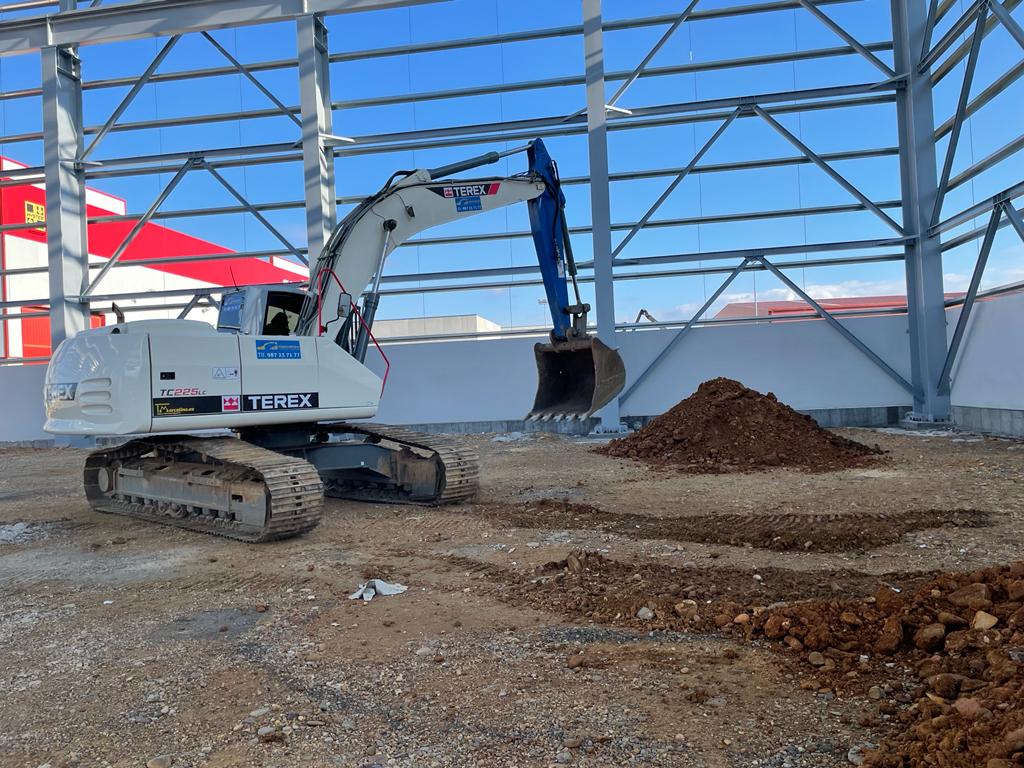 Trabajos en interior de nave  de nivelación y compactación en polígono de Onzonilla, León, España.

#nivelaciones  #nivelacionesleon #compactacionesleon #navesenleon