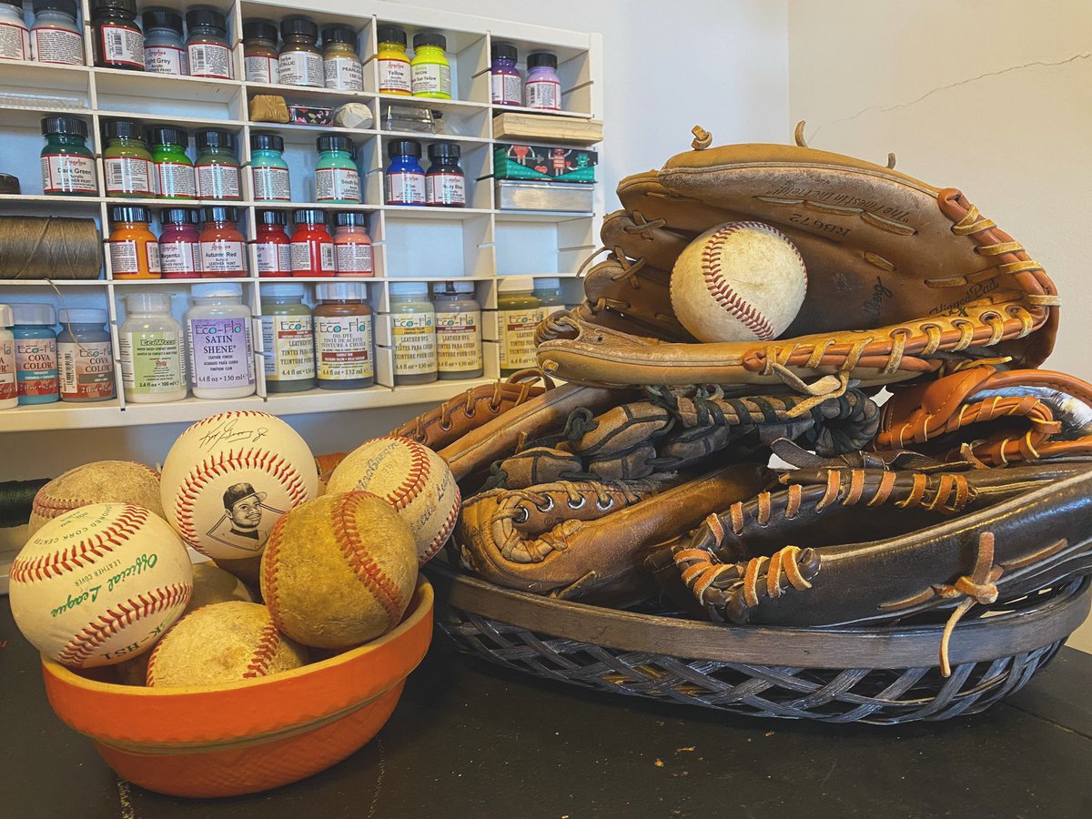 SRoe86's tweet photo. I have plenty of supplies to work with now. I’m Ready to make more baseball wallets. What a nice haul this weekend! ⚾️ 😍🙌😎

#SecondLife #vintage #sports #baseballwallet #baseballfans #homerun #sportsgear #leatherwork #wallet https://t.co/YkJgHxeUAg