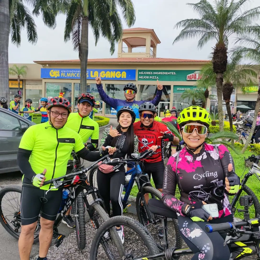 panasenbicigye's tweet photo. Hoy nos fuimos a Los Lojas a seguir celebrando el día de la mujer junto a un grupo con el que siempre se la pasa bien, ellas son las  #ladiesbikersmtb
Gracias por la deferencia señoritas.
.
.
.
#LosLojas  #diadelamujer   #EnCasaMeEsperan #stylelife  #unidosporlabici #naturaleza https://t.co/fo8lGm7heI