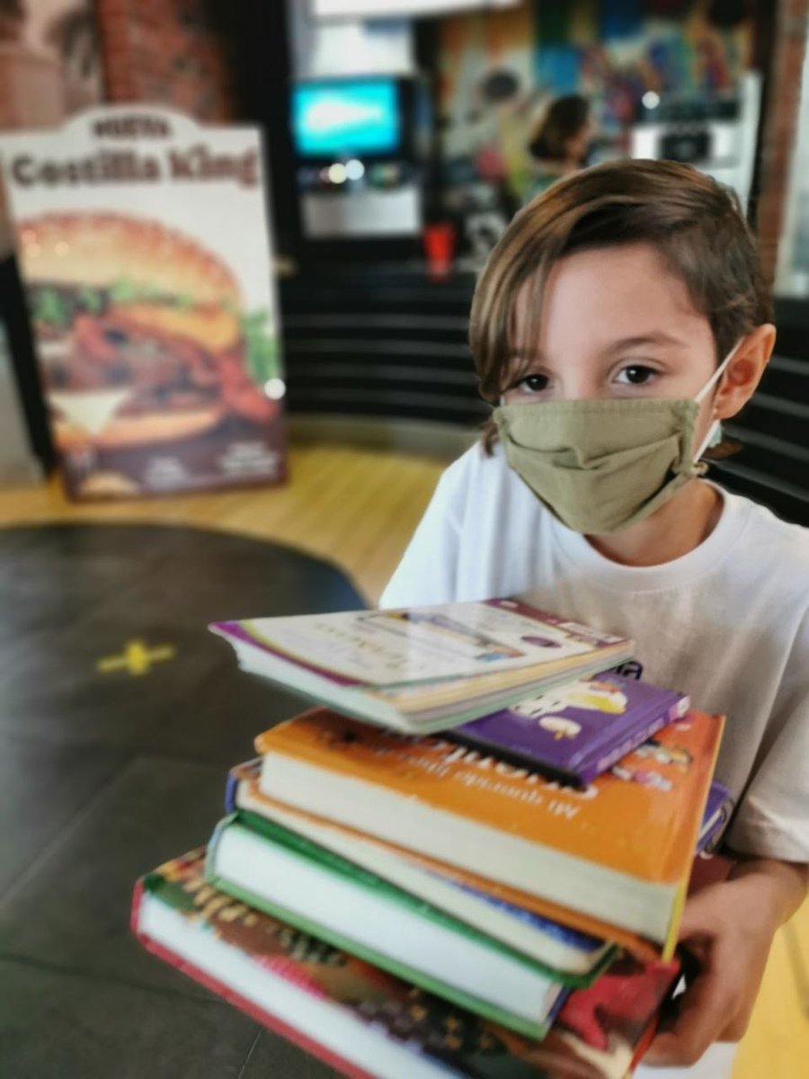 Gio_Jaspersen's tweet photo. Hoy, Mía fue a #BurgerKing a liberar los libros que ya leyó parar que puedan llegar a los nenés del #CAIMEDE y que sigan siendo semilla en otrxs niñxs.

¡Les cuento!

🧵 https://t.co/ajAg5sflAD