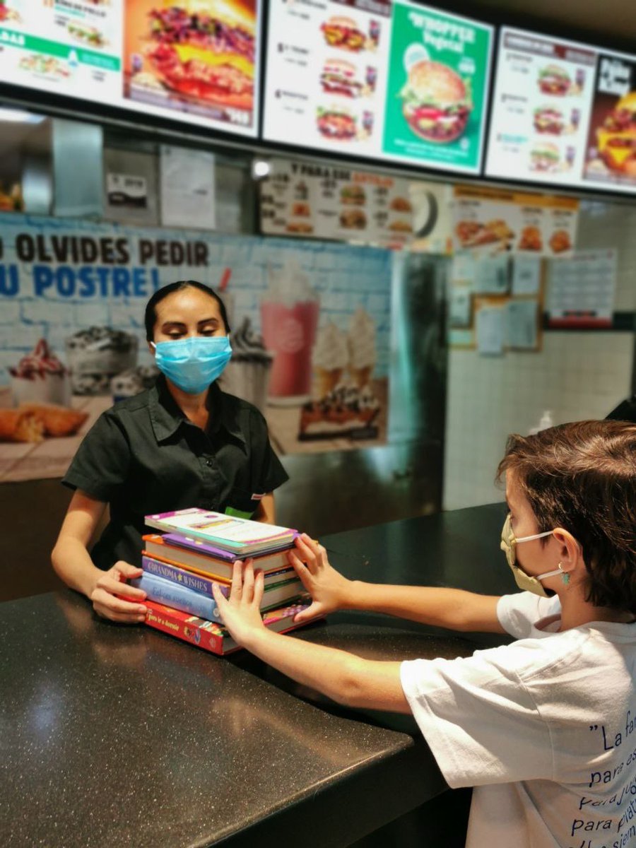 Gio_Jaspersen's tweet photo. Hoy, Mía fue a #BurgerKing a liberar los libros que ya leyó parar que puedan llegar a los nenés del #CAIMEDE y que sigan siendo semilla en otrxs niñxs.

¡Les cuento!

🧵 https://t.co/ajAg5sflAD