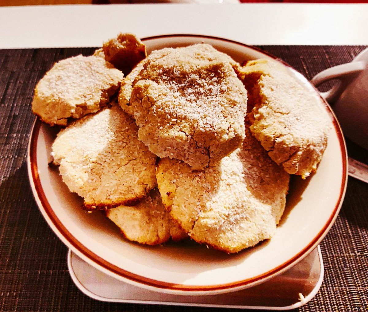 Biscotti light cocco - farina di cocco/farina integrale/latte/albume/eritritolo/cocco rapè 
#cibo #buoncibo #mangiarebene #congusto #light #fit #fitness #mangiaresano #senzazuccheriaggiunti #senzazucchero #lowsugar