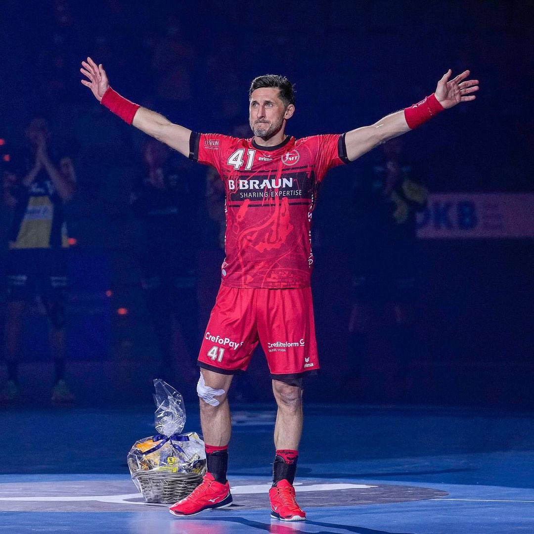 Opel_HBL's tweet photo. Was für ein Moment! Was für eine emotionale Rückkehr in sein altes Wohnzimmer! Alexander Petersson wurde heute in die Hall of Fame der @rnloewen aufgenommen 🙌!
_____
#LIQUIMOLYHBL #Handball 📸: Binder/Imago Eibner/foto2press https://t.co/lvfYBYNRyF