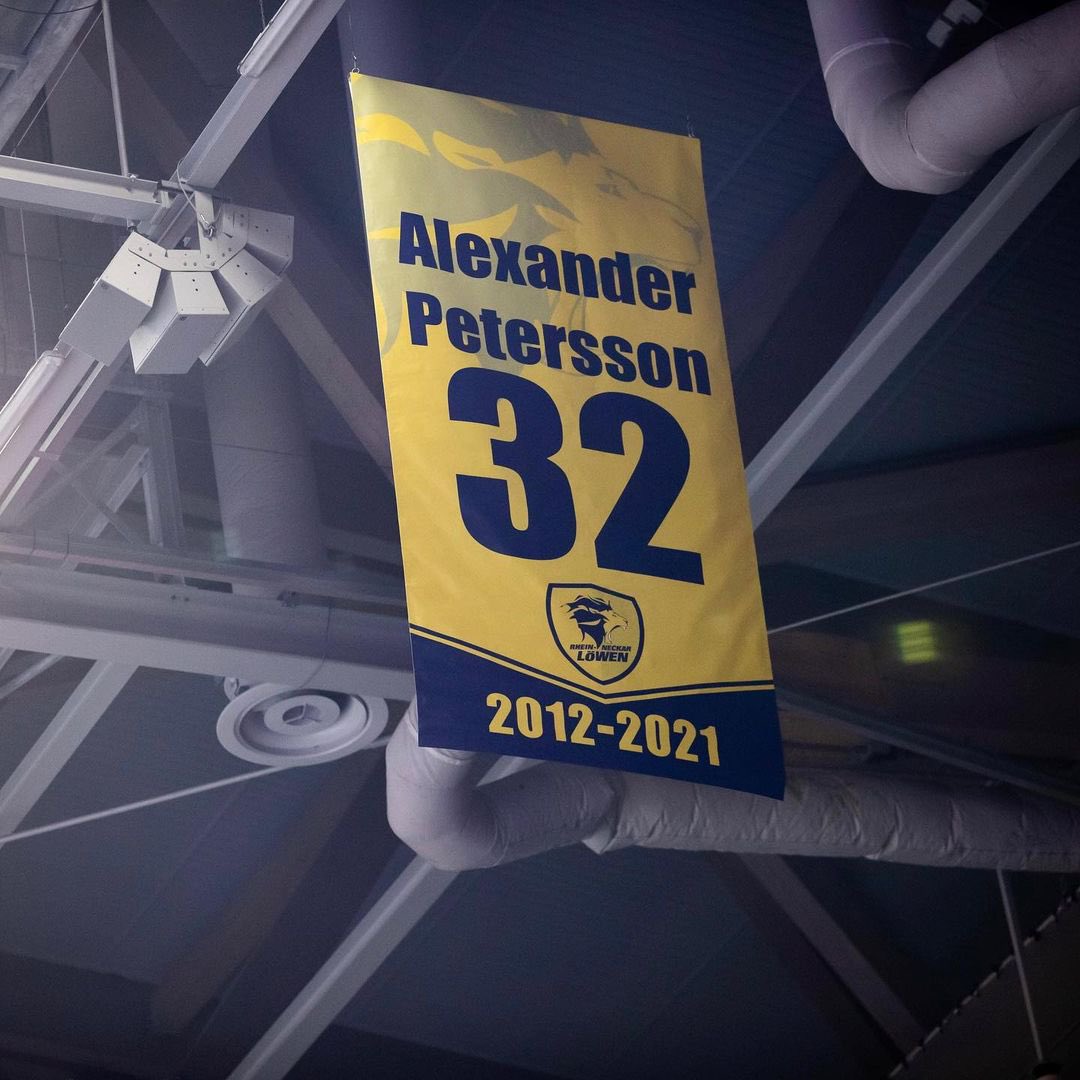 Opel_HBL's tweet photo. Was für ein Moment! Was für eine emotionale Rückkehr in sein altes Wohnzimmer! Alexander Petersson wurde heute in die Hall of Fame der @rnloewen aufgenommen 🙌!
_____
#LIQUIMOLYHBL #Handball 📸: Binder/Imago Eibner/foto2press https://t.co/lvfYBYNRyF