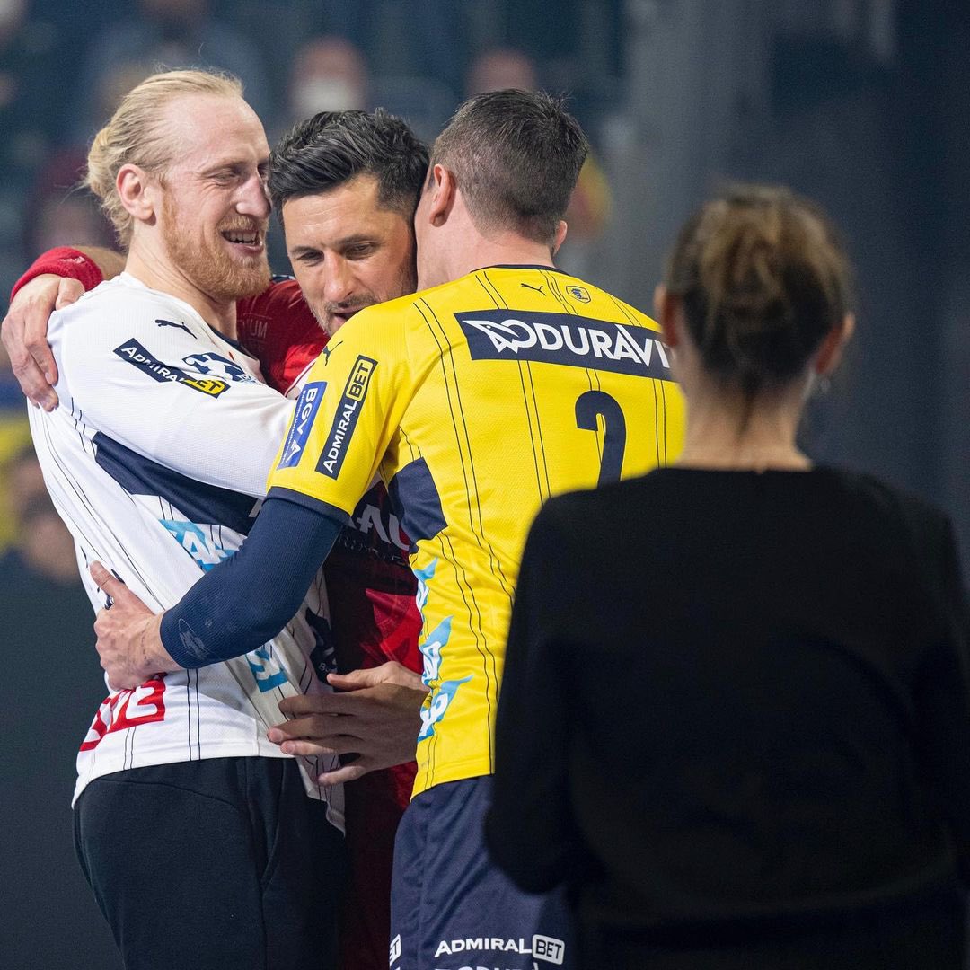 Opel_HBL's tweet photo. Was für ein Moment! Was für eine emotionale Rückkehr in sein altes Wohnzimmer! Alexander Petersson wurde heute in die Hall of Fame der @rnloewen aufgenommen 🙌!
_____
#LIQUIMOLYHBL #Handball 📸: Binder/Imago Eibner/foto2press https://t.co/lvfYBYNRyF