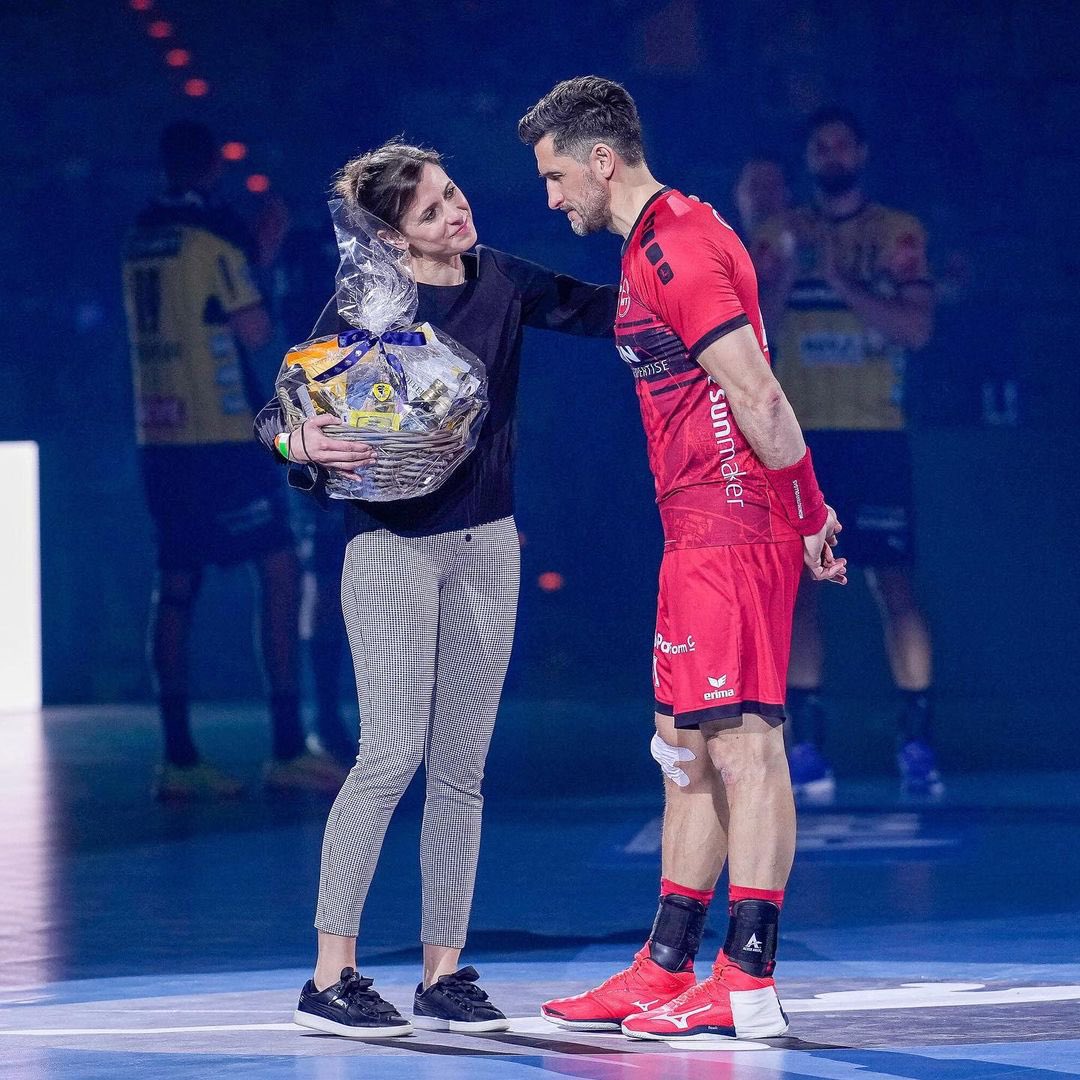 Opel_HBL's tweet photo. Was für ein Moment! Was für eine emotionale Rückkehr in sein altes Wohnzimmer! Alexander Petersson wurde heute in die Hall of Fame der @rnloewen aufgenommen 🙌!
_____
#LIQUIMOLYHBL #Handball 📸: Binder/Imago Eibner/foto2press https://t.co/lvfYBYNRyF