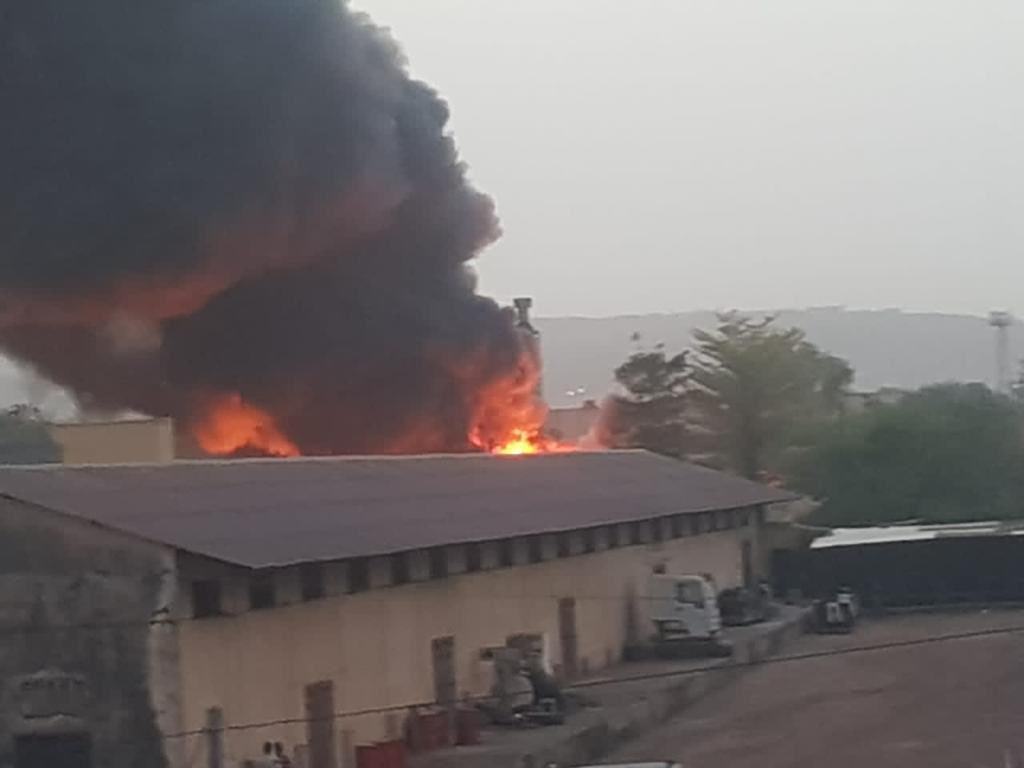 Grave Incendie au niveau de la centrale thermique de Darsalam. Les sapeurs pompiers sont à pied d’œuvre pour circonscrire le feu. Aucune coupure d’électricité pour l’instant mais des perturbations possibles en raison des reconfigurations en cours pour maintenir le service.