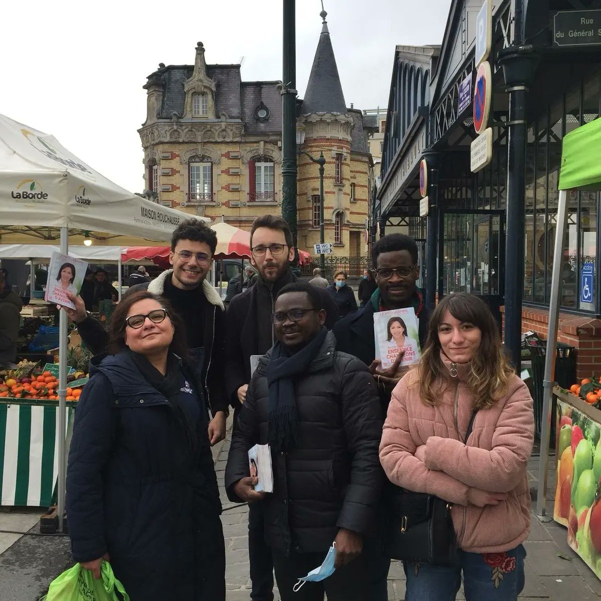 MarneMjs's tweet photo. Les Jeunes Socialistes Marnais étaient présent.e.s à la rencontre des citoyen.e.s au marché d'Epernay pour soutenir la candidature d'@annehidalgo ✊️🌹 #generationHidalgo #Presidentielle2022 https://t.co/pfYTo1kNvM