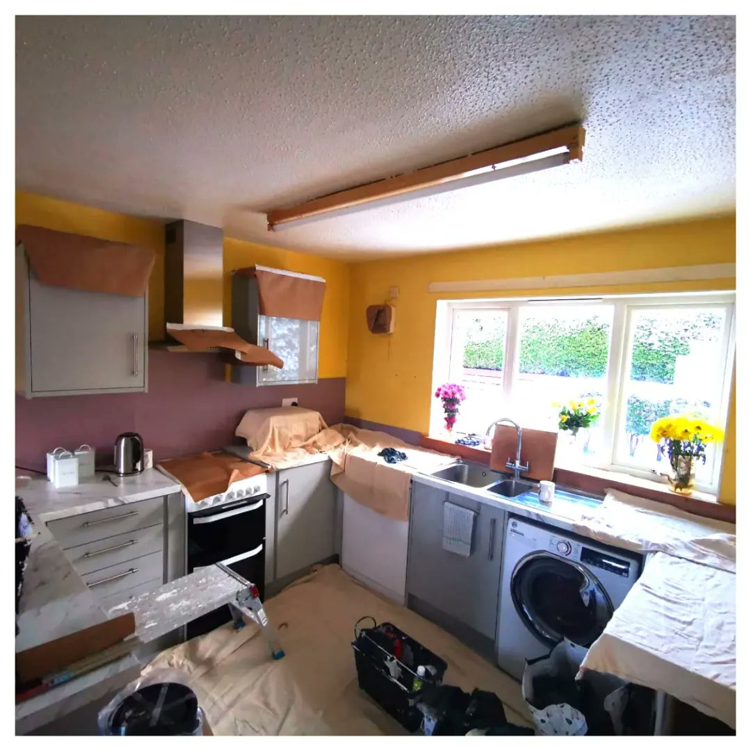 GeerafDecorator's tweet image. 🧘Customer was so happy with this kitchen makeover that she felt inspired to renovate another room soon.🛋️

🦒She asked us to strip wallpapers, skim coat and paint walls in Living room later this month. Stay tuned for more updates🦒