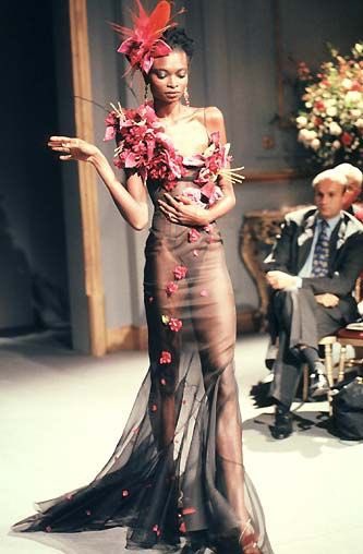 ramoncing84's tweet image. El mejor Galliano para Dior, qué colección, qué atemporal, qué cortes al bies (gracias a Bill Gaytten que siempre ha sido un gran patronista)
youtu.be/JIBWzZV2hYM