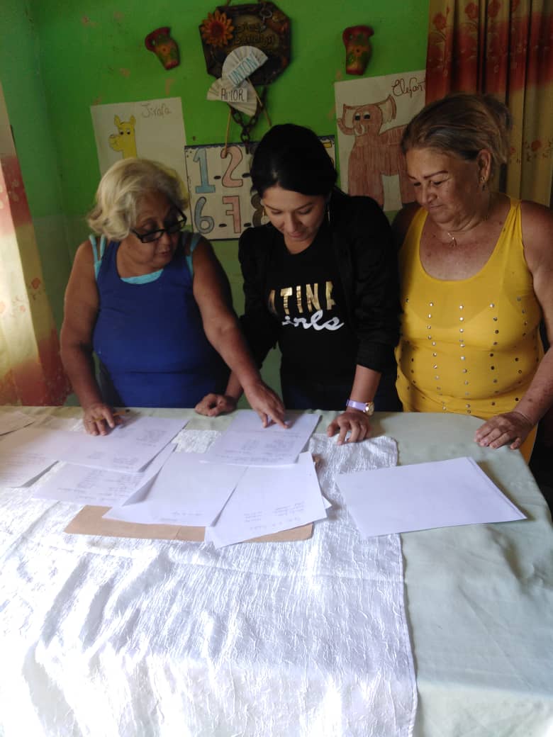 barbaragomez109's tweet photo. Sin descanso, con entusiasmo y en compañía de mujeres que tienen capacidad y guáramo para echar este país a andar...

Parroquia Bolívar
Hato Romar IV
Trabajo de organización. Comités locales de Soluciones para Venezuela "

Ya arrancamos 🏃👩‍💼⚡ https://t.co/x8FSONafDG
