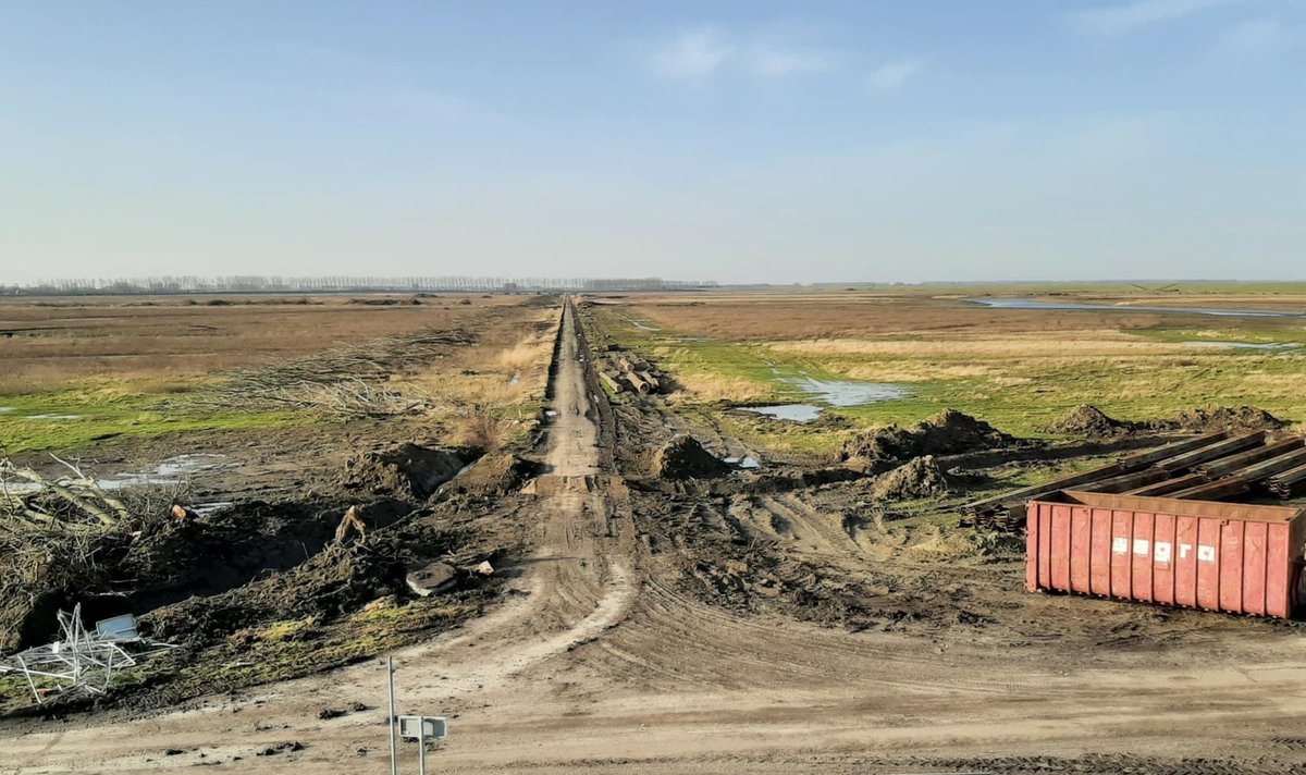 kittyvalkering's tweet photo. Ondertussen in de Hedwigepolder. Goede landbouwgrond is vernietigd https://t.co/WJl6UAcyrz