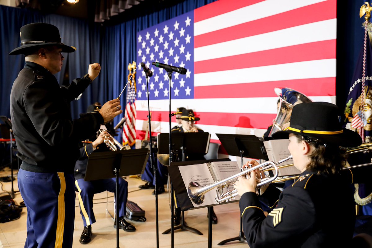 1stCavalryDiv's tweet photo. The 1st Cavalry Division Band played for President Joe Biden last week during a visit to Fort Worth, Texas.
During his visit, Biden addressed Texan community leaders and veterans discussing veteran medical issues and needs.
#WeAreTheCAV #CAVBand #LiveTheLegend #FirstTeam https://t.co/7mQlz4jHV8