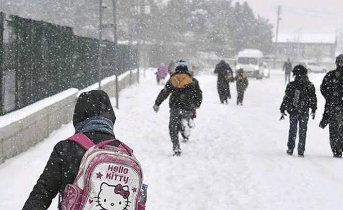 Sayın Valim çocuklar bu şekilde okula gidemez ki.
Ara sokaklarda kar var. Servislerde ara sokaklara girip çocukları alamaz. Hadi aldı, yolda buzlanma var. İstanbul, Bursa, Kocaeli illerinde hava sıcaklık eksilerde. Tatil edildi haberlerini verin lütfen. 
#okullar