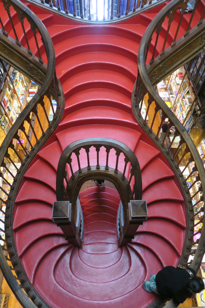 globetwitteuse's tweet photo. Et bien sûr passage obligé par la magnifique @livrarialello, son escalier, son vitrail… #Porto 🤩🇵🇹 https://t.co/98qaAIpNap