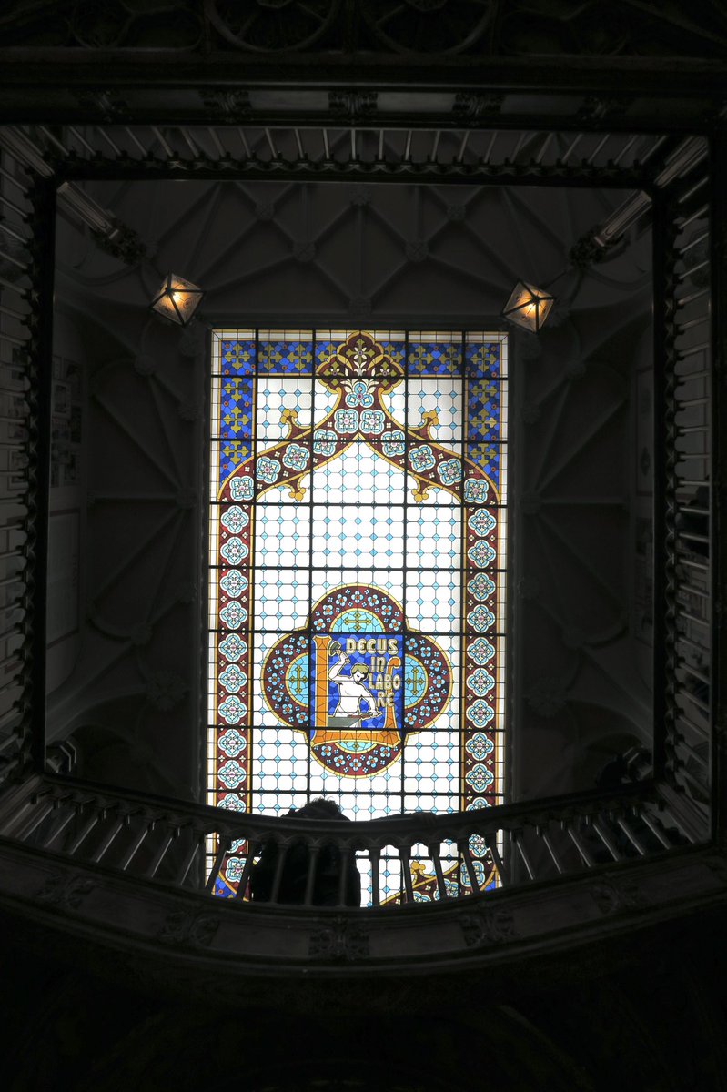 globetwitteuse's tweet photo. Et bien sûr passage obligé par la magnifique @livrarialello, son escalier, son vitrail… #Porto 🤩🇵🇹 https://t.co/98qaAIpNap