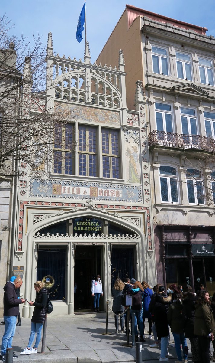 globetwitteuse's tweet photo. Et bien sûr passage obligé par la magnifique @livrarialello, son escalier, son vitrail… #Porto 🤩🇵🇹 https://t.co/98qaAIpNap
