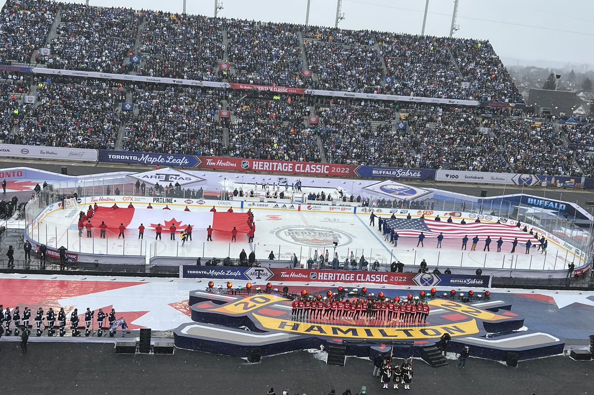 KimPegula's tweet image. There’s something special about hockey played outdoors! #LetsGoBuffalo