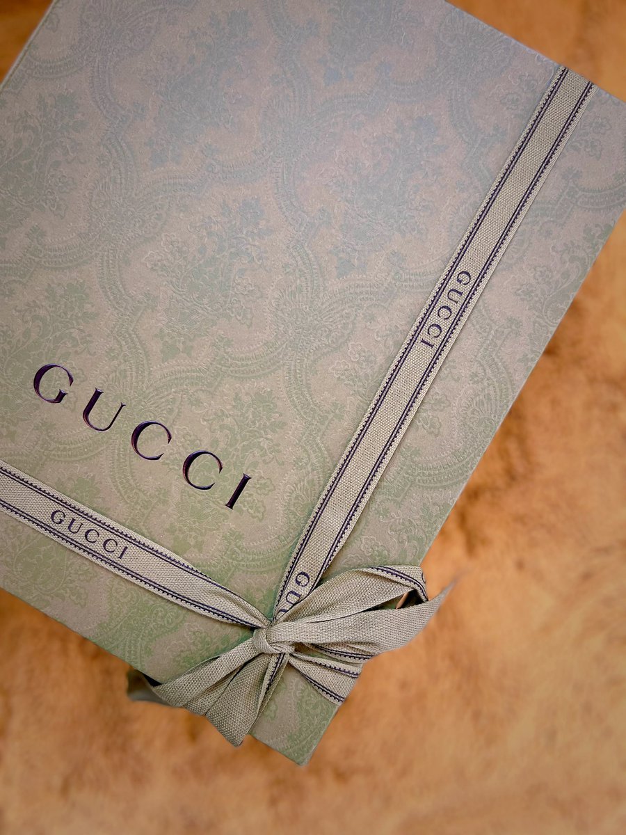 PascualWhit's tweet photo. Too much happiness in this green box 🥰💚🎁 #Gucci https://t.co/zn8OCj9Nc5