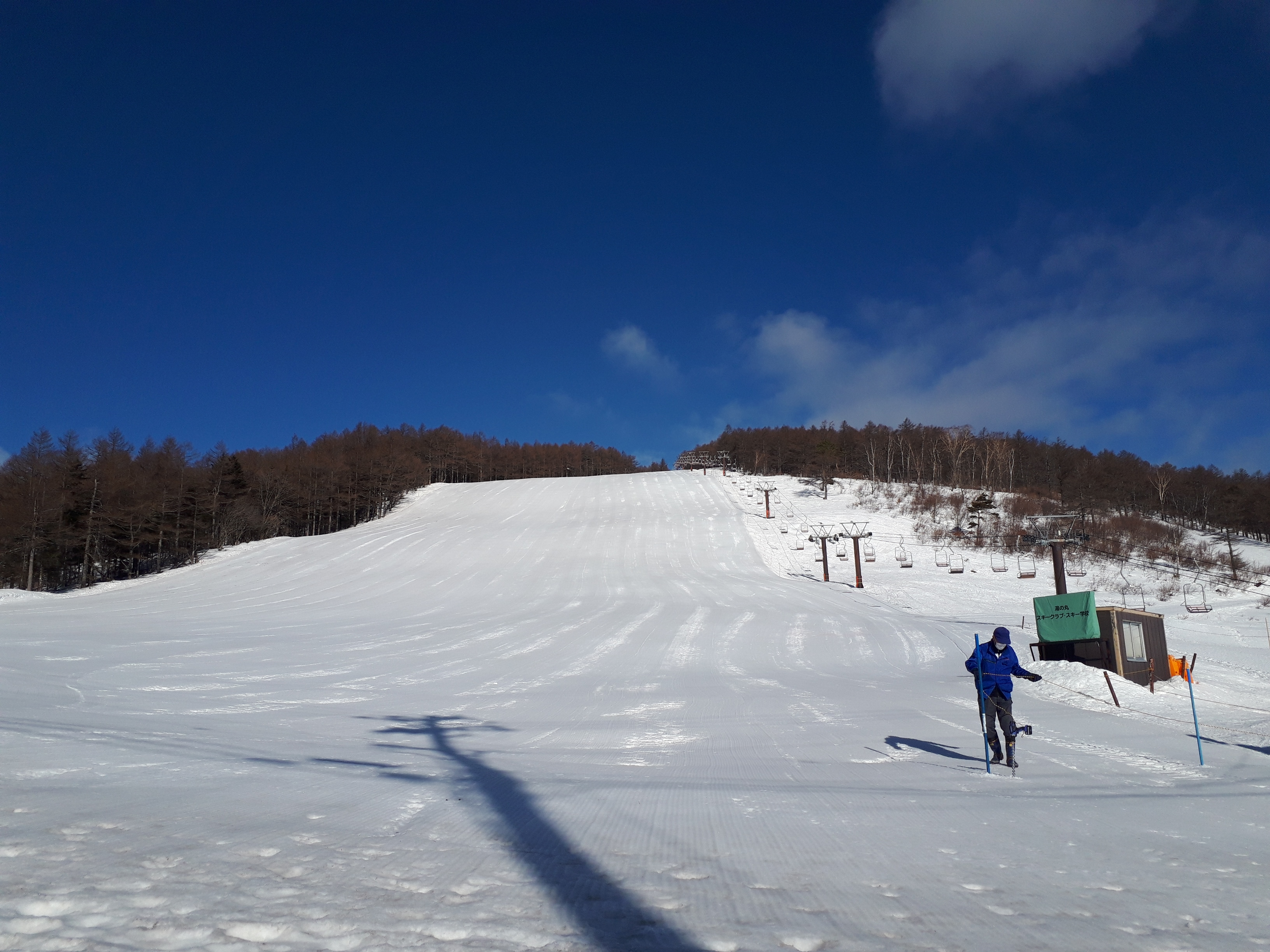 湯の丸スキー場 暖かな日が続いてます 3月14日月曜日8 10現在 気温 5度 晴 風なしです 昨晩は雨が降る時間がありました 8 30からリフト運転 本日と明日3 15は第2 第3リフトが運休です ゲレンデはしまった圧雪バーン 春スキー スノーボードを