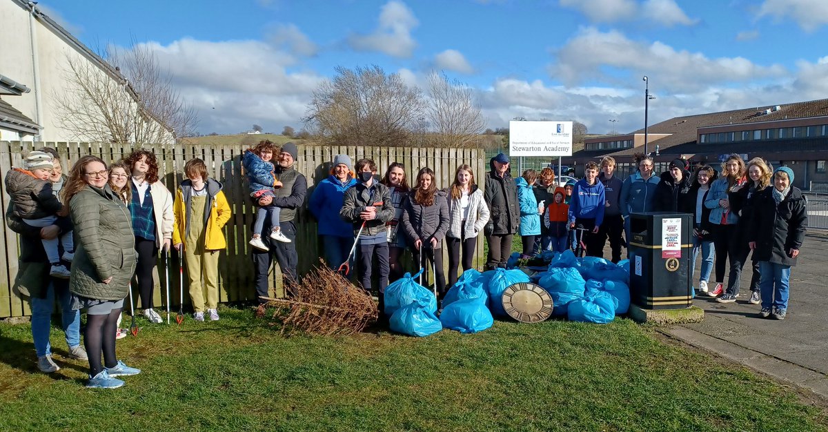 THANK YOU to all our lovely litter pickers who cleaned up around the Academy, Oslie View and Jubilee Rise today. You made a difference!
#stewarton @LoveLocalEA @Stewarton_Acad @kieranwardrop @cllrjjmcghee @EacEducation #springcleanscotland #bigbagchallenge @KSBScotland