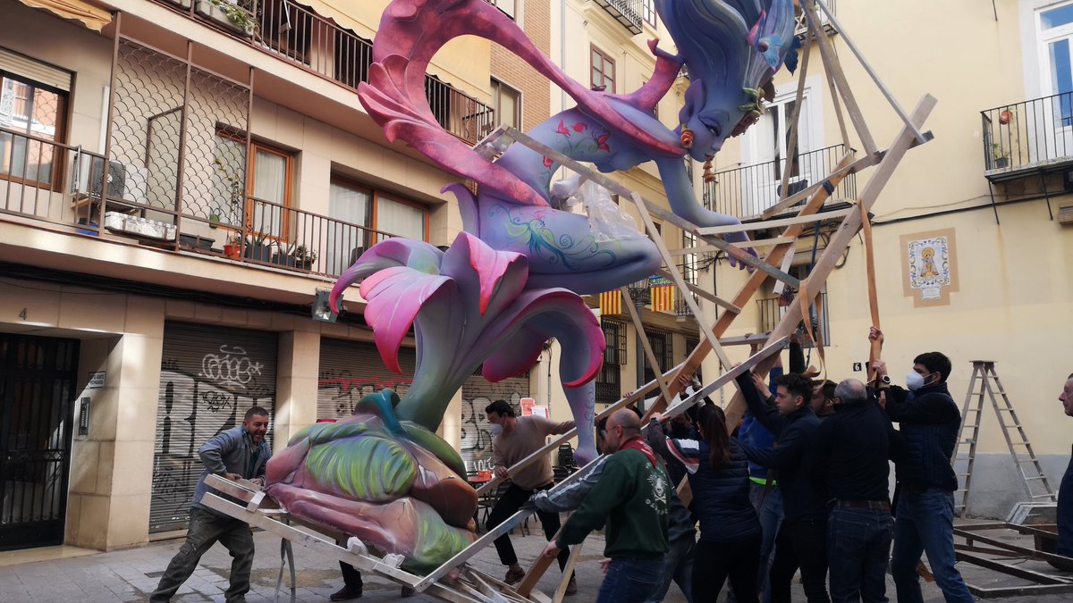 MossenMila's tweet photo. EL MONUMENTO YA PRESIDE NUESTRA PLAZA!!

Con la tradicional planta' al tombe alzamos nuestra falla elaborada por #ARTESPLASTICASPEPO y con la que esperamos cosechar grandes éxitos, tal como nos tiene acostumbrados.

#SomCultura
#SomTradicions
#SomMossenMila https://t.co/CzllVIgA1p