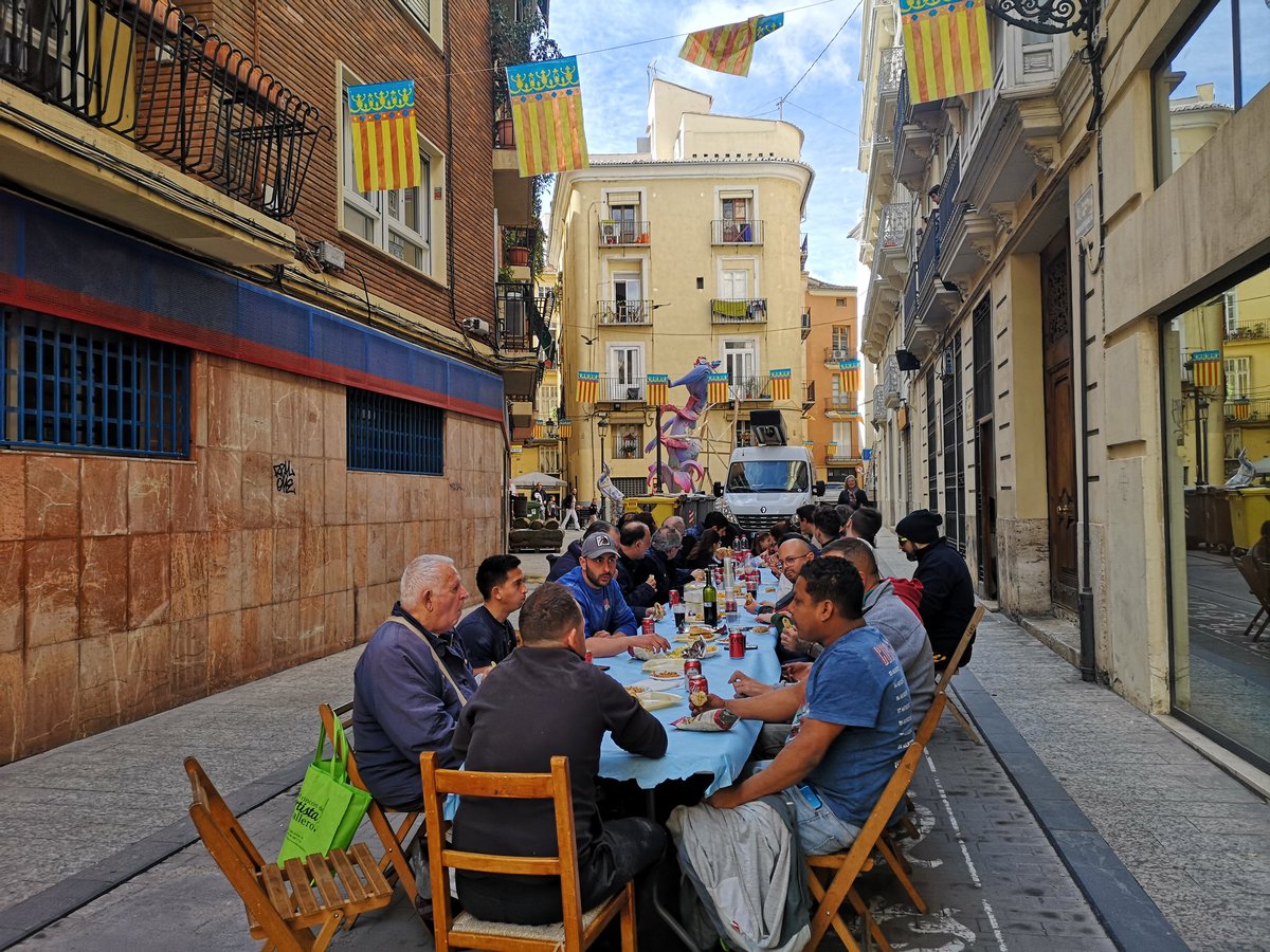EL MONUMENTO YA PRESIDE NUESTRA PLAZA!!

Con la tradicional planta' al tombe alzamos nuestra falla elaborada por #ARTESPLASTICASPEPO y con la que esperamos cosechar grandes éxitos, tal como nos tiene acostumbrados.

#SomCultura
#SomTradicions
#SomMossenMila