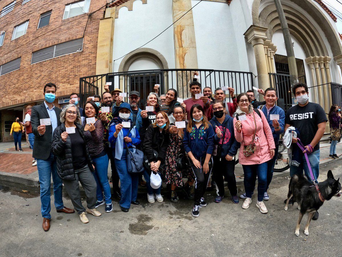 DavidRacero's tweet photo. Estoy pasando por Corferias, mucha gente llegando aún. 

Corran, todavía queda tiempo.

El cambio no da espera!! https://t.co/4BkhBMQLqY