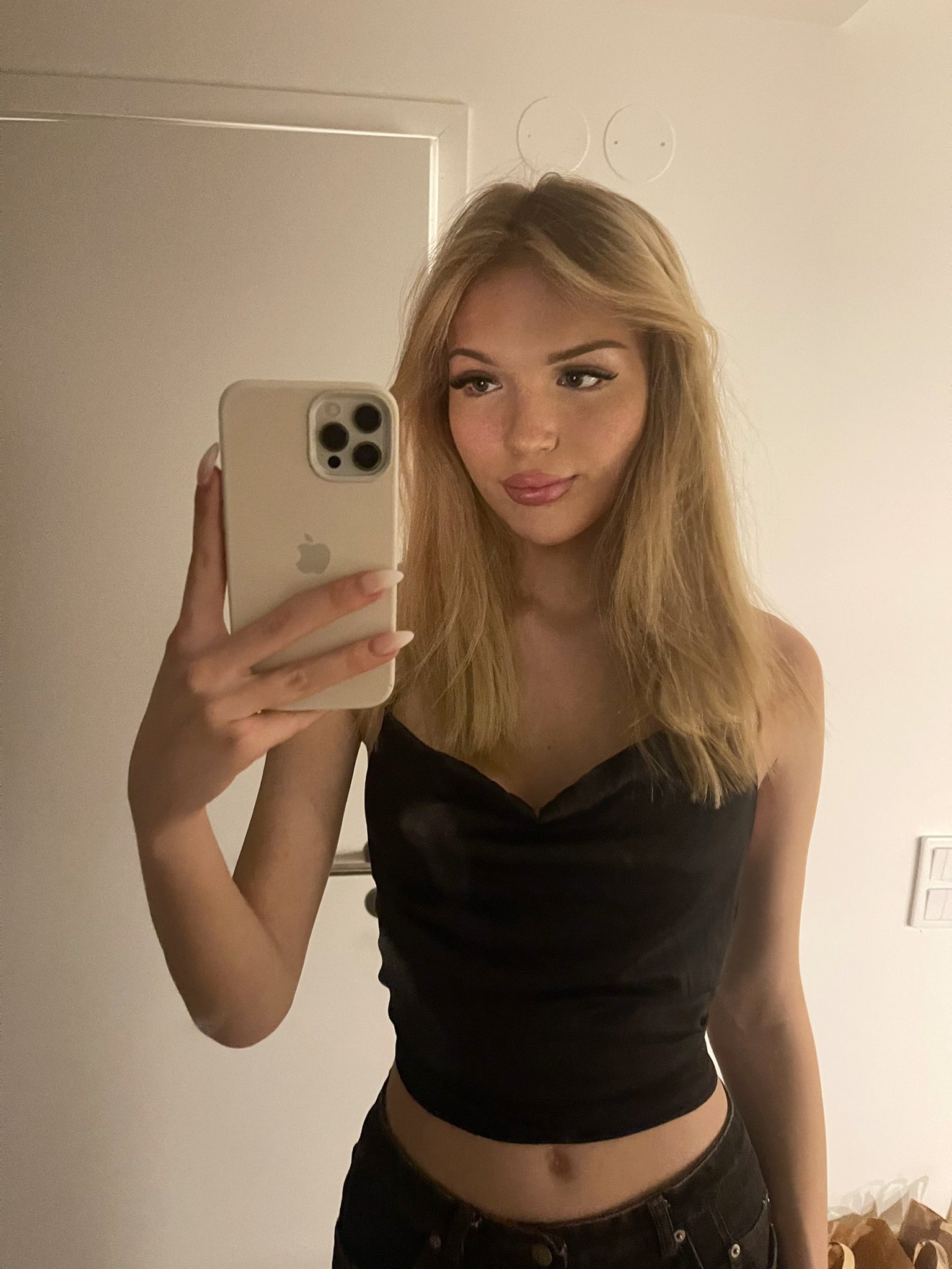 TW Pornstars - Elsa . Twitter. should I take a photo like this fully