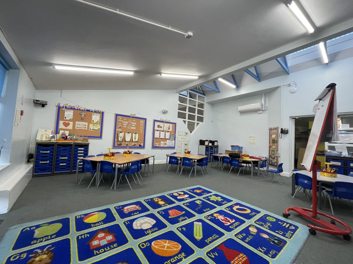 MrJHurst1's tweet photo. Back to Uni tomorrow after finishing the most rewarding few months in such a welcoming school! Supported from the very first day, pushed to go further and given some incredible opportunities to grow and develop as a teacher with some fantastic feedback! Next stop graduation!👨🏼‍🎓 https://t.co/axYVrI8ZzP
