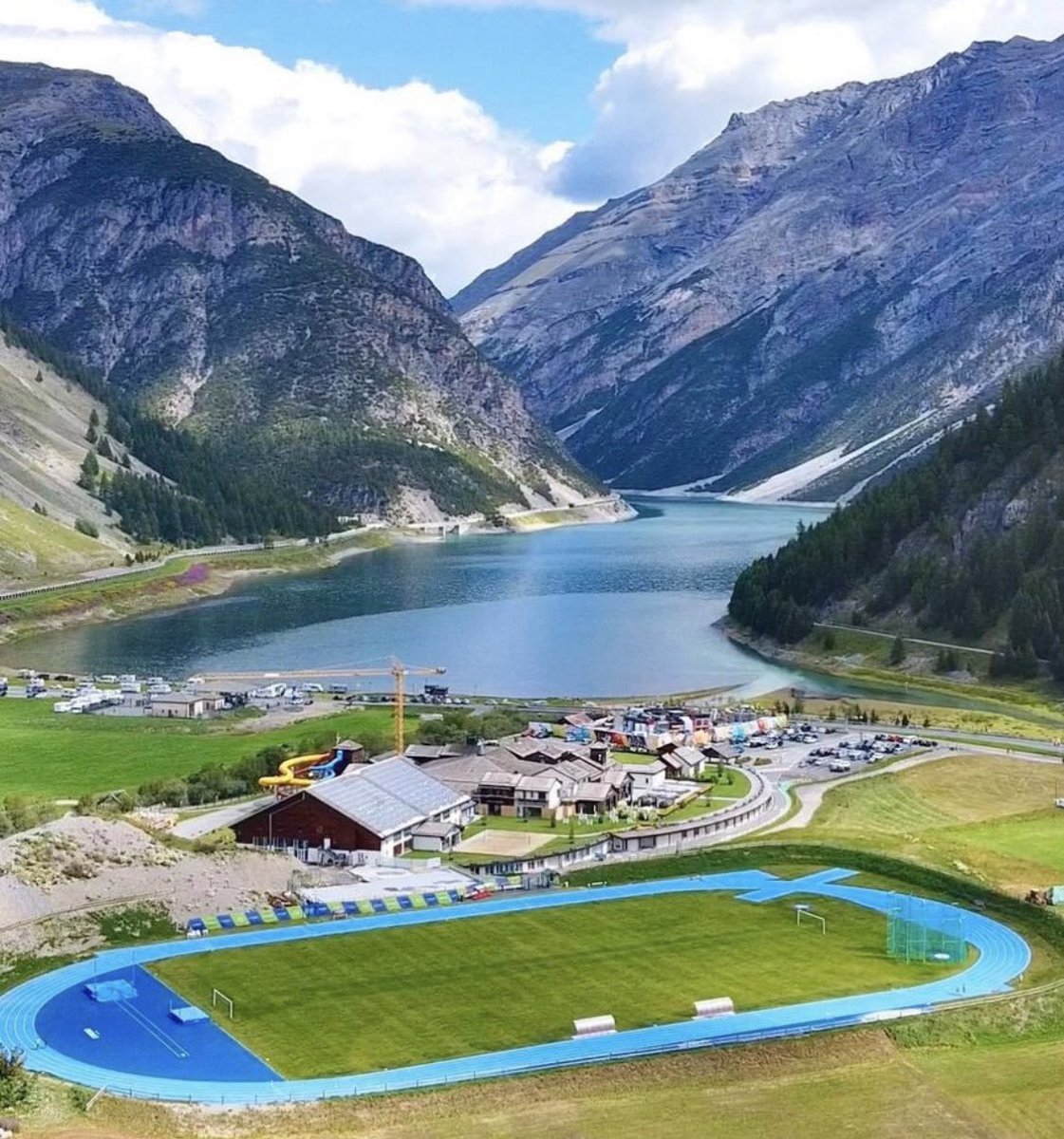 Run4Fun (@_r4fun_) on Twitter photo La pista de atletismo de Livigno.
En medio de los Alpes italianos, a 1863 metros sobre el nivel del mar.
Vía <a href="/luifernandasr/">Luisa Fernanda Salazar</a> La pista de atletismo de Livigno.
En medio de los Alpes italianos, a 1863 metros sobre el nivel del mar.
Vía <a href="/luifernandasr/">Luisa Fernanda Salazar</a>