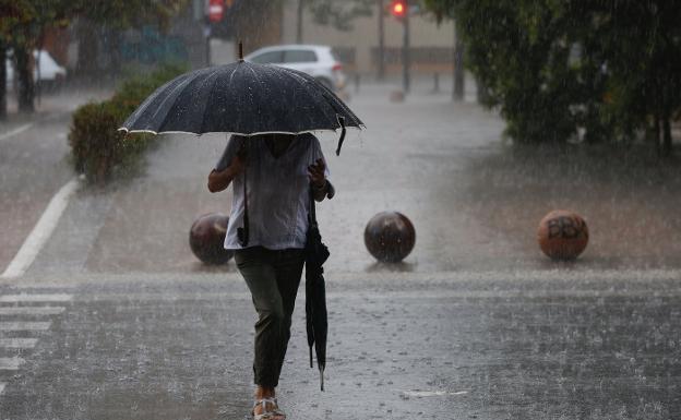 E112Andalucia's tweet photo. 🔴ÚLTIMA HORA ⛈️ | @AEMET_Esp aumenta a aviso rojo -riesgo extremo- por las lluvias previstas para la comarca de Sol y Guadalhorce en #Málaga a partir de las 00:00 y hasta las 12:00 de mañana lunes. Ante cualquier emergencia, 1⃣1⃣2⃣

📸@DiarioSUR https://t.co/JqscIkTFO3