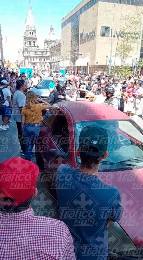 Trafico_ZMG's tweet photo. En el centro de Guadalajara un sujeto a bordo de un vehículo circulaba a exceso de velocidad, ciudadanos le hicieron la mención de que disminuyera la misma  y se puso agresivo, agentes de la Guardia nacional, acudieron e invitaron al conductor a retirarse #ReporteZMG https://t.co/JuKco15Hcn