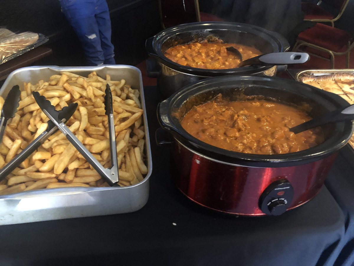 TheShinnon's tweet photo. Both footie teams with home fixtures today mean a very busy lunchtimes. Food was home made beef pies, chicken tikka, sausages, chips and the obligatory bread and butter!! https://t.co/zohID8NToI