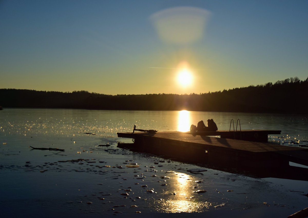 visitwarmia's tweet photo. Zachód słońca nad jeziorem Limajno.  #warmia #olsztyn #jezioro #limajno #zachodslonca #molo #przyjaciele #przyjaźń #friends #visitwarmia #lake #sunset #redsky #landscape #fantasticearth #bridge #unforgettable #unlimitedsunset #sunsetmag https://t.co/ToPMkpkN42